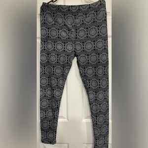 Lularoe Stylish Black and White Leggings with Striking Pattern